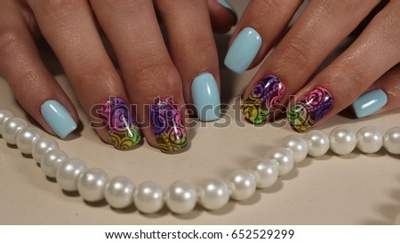 Summer manicure with flowers
