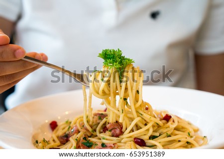 Bacon spaghetti with dry pepper Make a spicy taste, by boiling the spaghetti line. Put garlic fried with bacon. Put chili and spaghetti lines. Sprinkle with fried bacon,focus only part of the picture