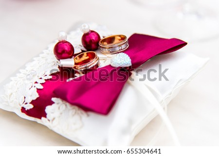 Wedding rings on a beautifully beautiful stylish stand.