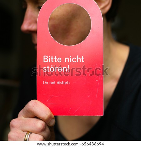 closeup card showing german words (meaning: please do not disturb)