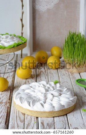 Tartlet of shortcake with lemon cream and Swiss meringue