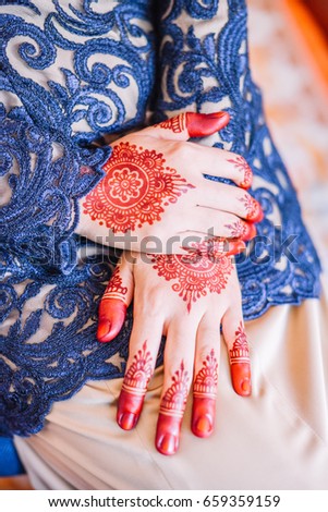 Mehendi Henna pattern on bride's hand at a wedding.selective focus.tone image