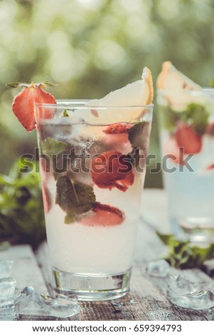 Fresh lemonade with strawbery, mint and ice.