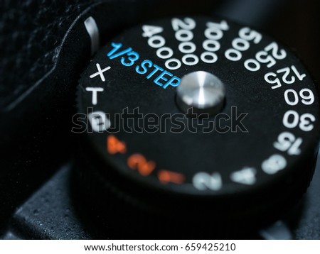 Precision Photography: An adjustable speed shutter dial for sharp and accurate shots.