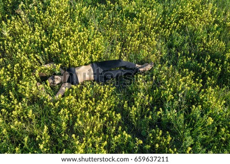 The girl lies in the field