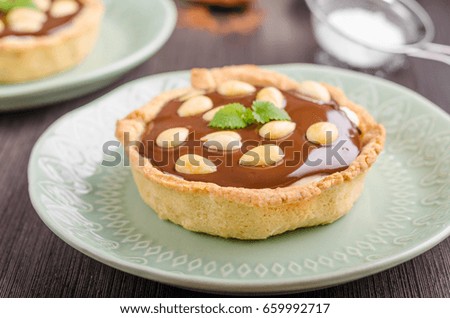 Chocolate tartalets with nuts, sugar and cocoa