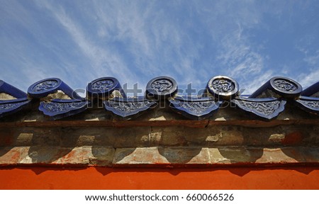 
The blue glazed tiles on the wall as the background, the traditional architecture