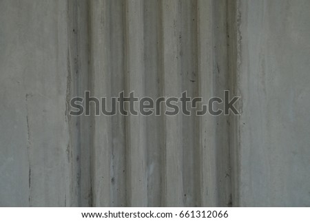 Wall with groove