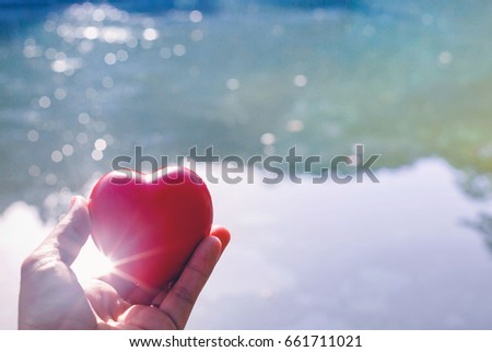  The hand that holds the red heart out in front of the river is wide, and the fairway splashes into a bike  surrounded by the meaning of meaningful love and is ready to mumble. 
