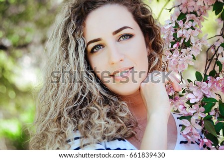 Photo the girl in the blossoming trees