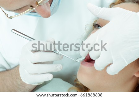 woman visting dentist to make her teeth