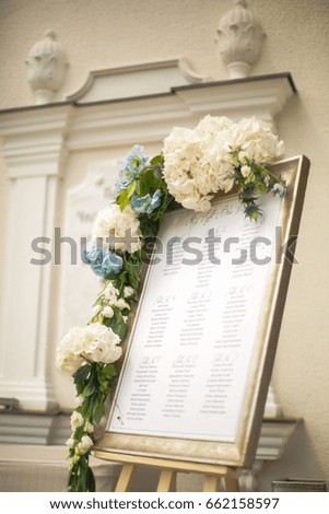 Large white and blue hydrangeas decorate frame with guests' settlement