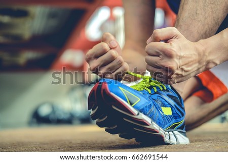 man Rope tie shoe run in gym Royalty-Free Stock Photo #662691544