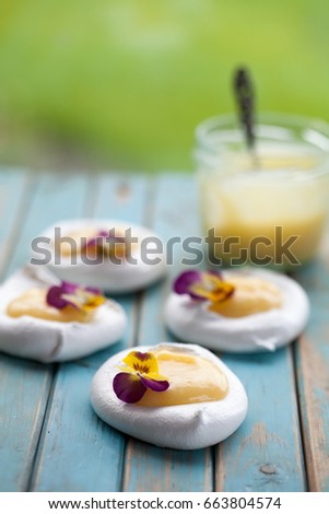 Mini pavlova with lemon curd and flowers