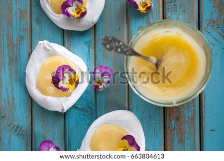Mini pavlova with lemon curd and flowers