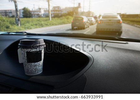 Paper coffee cups placed in a car.