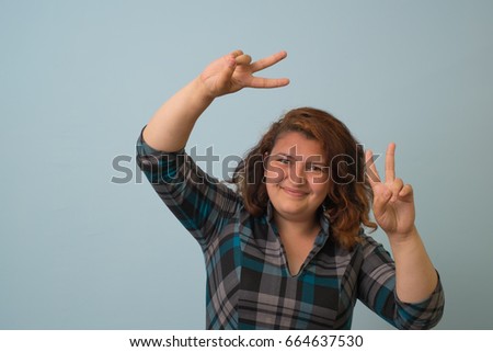 woman shows two fingers