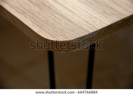 Corner table with wooden pattern
