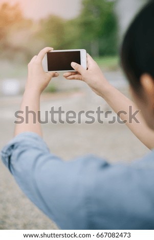 Woman use of the cellphone