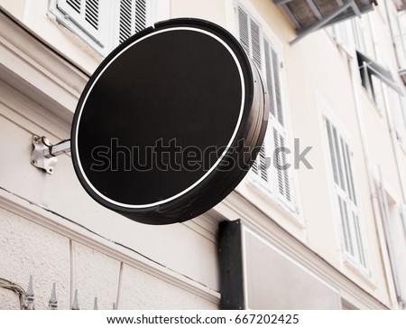 Black and round logo hangout on the wall