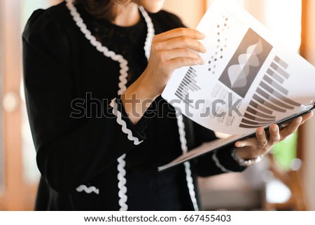 Right-hand woman finance Opening graph data to monitor monthly sales.