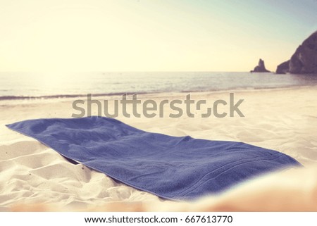 towel on sand 