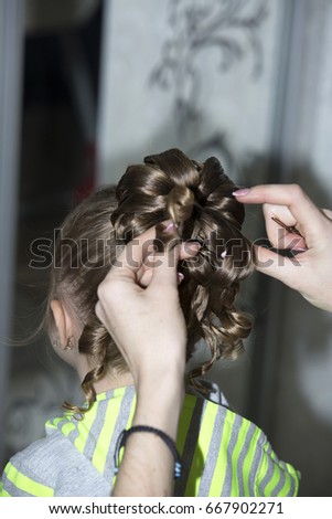 Make a hairstyle for a little girl