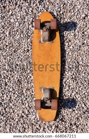Photo picture of a Wooden 70's skate board skateboard