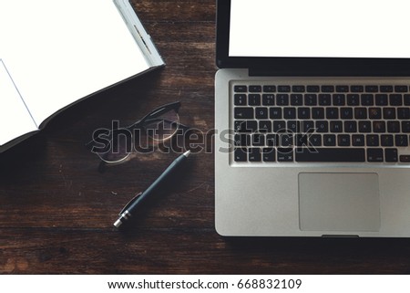 blank laptop screen mock up,empty screen workspace on laptop computer,working on desk concept,business office equipment,portable device and gadget accessories,selective focus,top view,flat lay