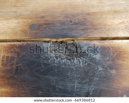 Traces the wood by burning, Burns in some areas after cooking on wood floor
