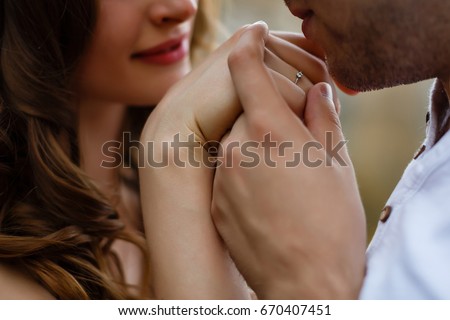 Man hand woman why kiss Men who