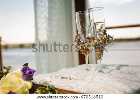 Wedding glasses with clay flowers, beautiful decorated wedding glasses, flowers on wedding glasses, handmade wedding glasses
