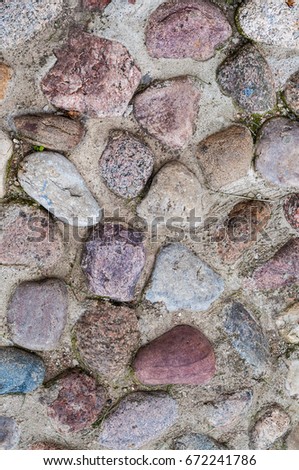 Stone paving stones with stones of different sizes and colors