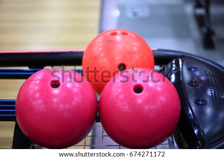 Bowling alley/ bowling ball