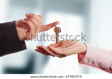 Man handing a women a set of keys