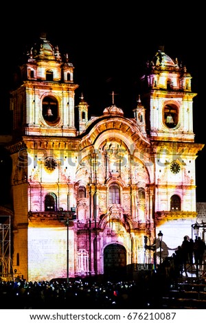 Church's illumination/A picture of the projection mapping of the church in Cusco's Plaza de Armas.