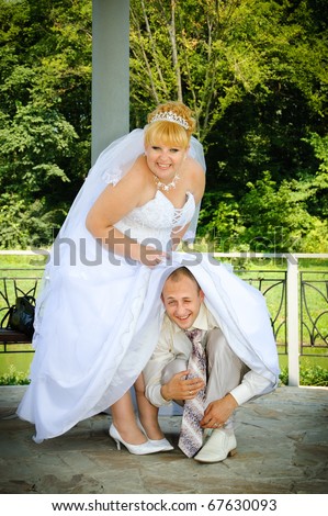 funny pictures of the groom, who crawled under the bride's dress