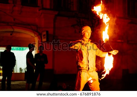 The guy on the street turns a torch of fire