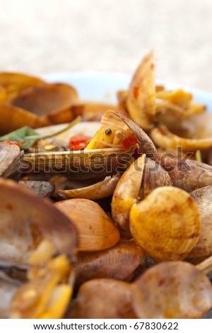 Stir fried enamel venus shell with curry paste