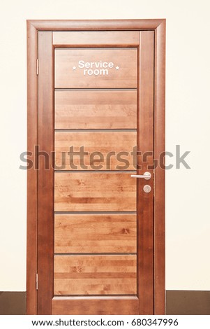 Service room is the inscription on a wooden door