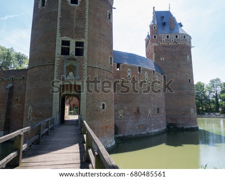 A picture of the bridge and the entrance of the castle of Beersel.