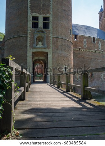 A picture of the bridge and the entrance of the castle of Beersel.