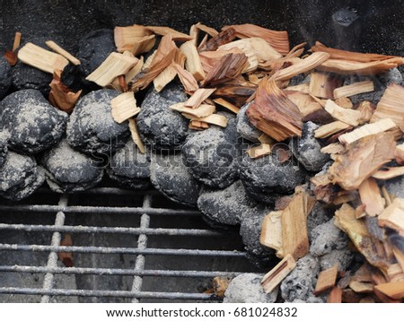Preparation of the BBQ with the cooking and smelling technique called minion Method.