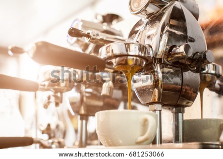 Espresso coffee extraction with bottomless filter  Royalty-Free Stock Photo #681253066