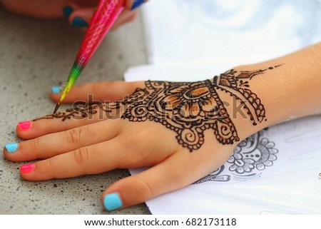 henna painting  Royalty-Free Stock Photo #682173118