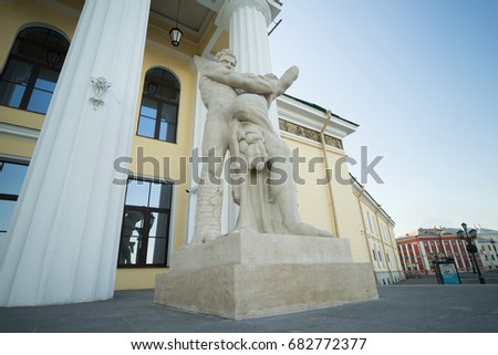 Hercules strangling Antaeus sculpture group in front of Gorny Institute building facade at Lieutenant Schmidt embankment, St-Petersburg, Russia.
