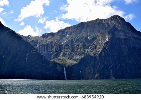 One of the iconic feature of Milford Sound is the 151 meter high Stirling falls running down from the hanging valley between the Lion and Elephant Mountains.