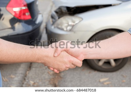 Two men find a friendly agreement after a car accident