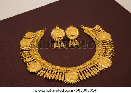 Bridal stylish rounded gold necklace with earrings Royalty-Free Stock Photo #685005814