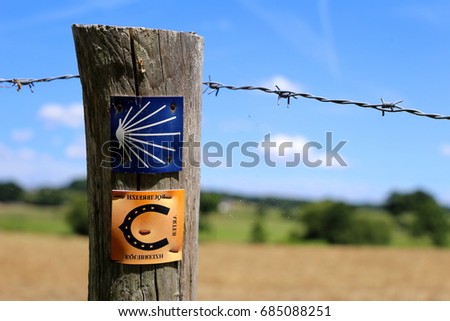 Signpost for the walking track santiago de compostela Royalty-Free Stock Photo #685088251